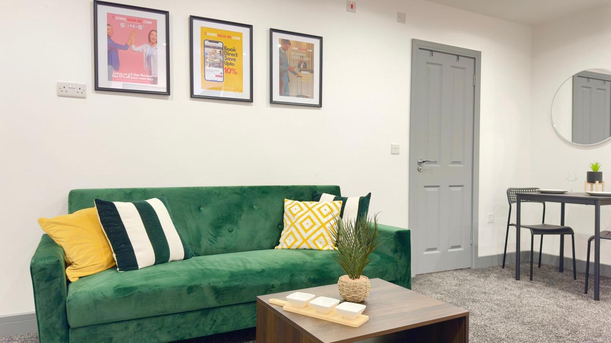 Rnm - Upgraded Business Stay For Travelling Contractors, All Amenities, Private Access Entire Place, Kitchen & Washroom, Smart Tv, Easy Access, Parking Nearby Cradley Heath Esterno foto