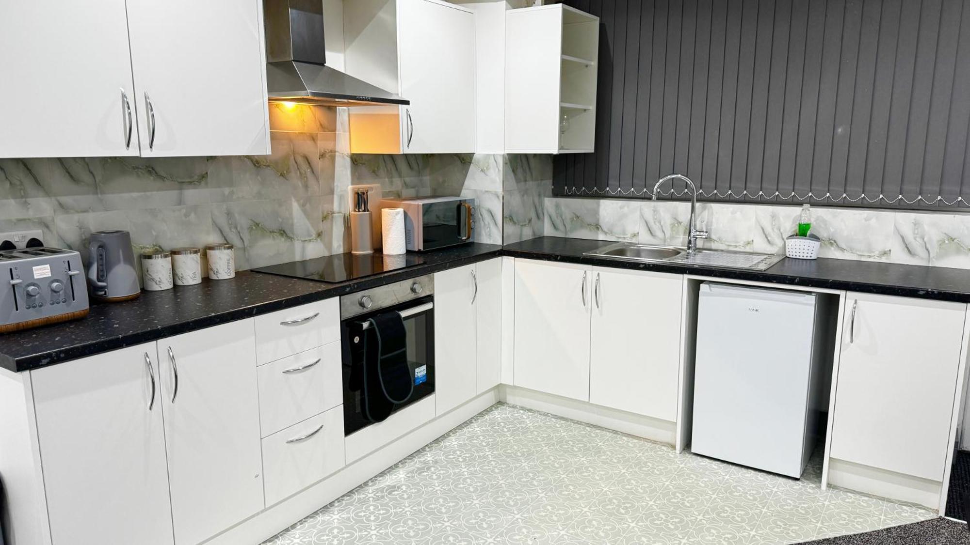 Rnm - Upgraded Business Stay For Travelling Contractors, All Amenities, Private Access Entire Place, Kitchen & Washroom, Smart Tv, Easy Access, Parking Nearby Cradley Heath Esterno foto