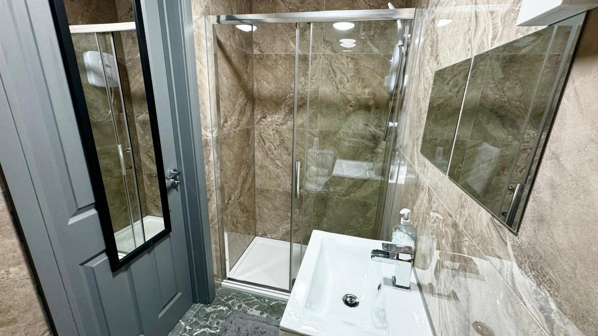 Rnm - Upgraded Business Stay For Travelling Contractors, All Amenities, Private Access Entire Place, Kitchen & Washroom, Smart Tv, Easy Access, Parking Nearby Cradley Heath Esterno foto