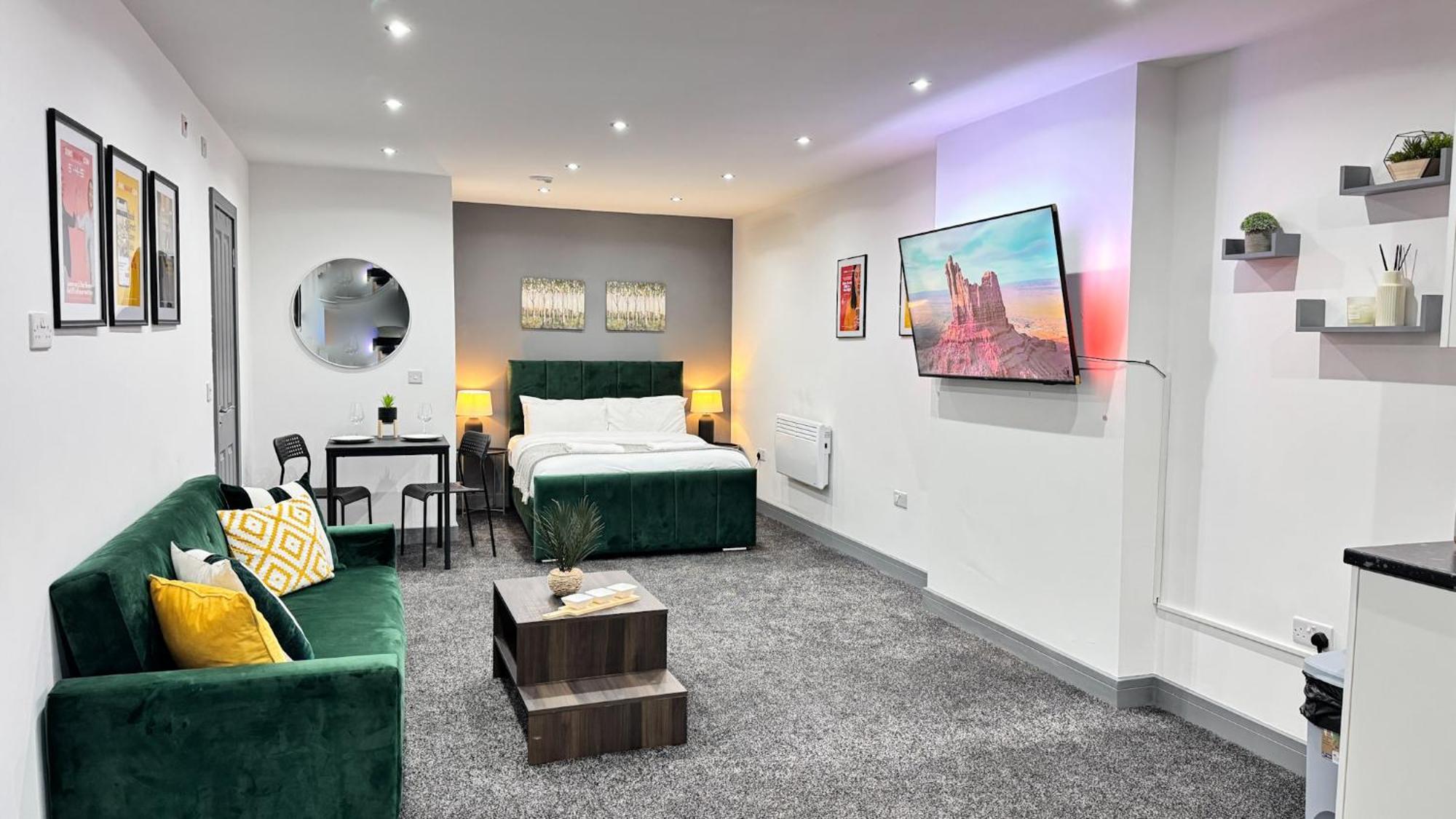 Rnm - Upgraded Business Stay For Travelling Contractors, All Amenities, Private Access Entire Place, Kitchen & Washroom, Smart Tv, Easy Access, Parking Nearby Cradley Heath Esterno foto