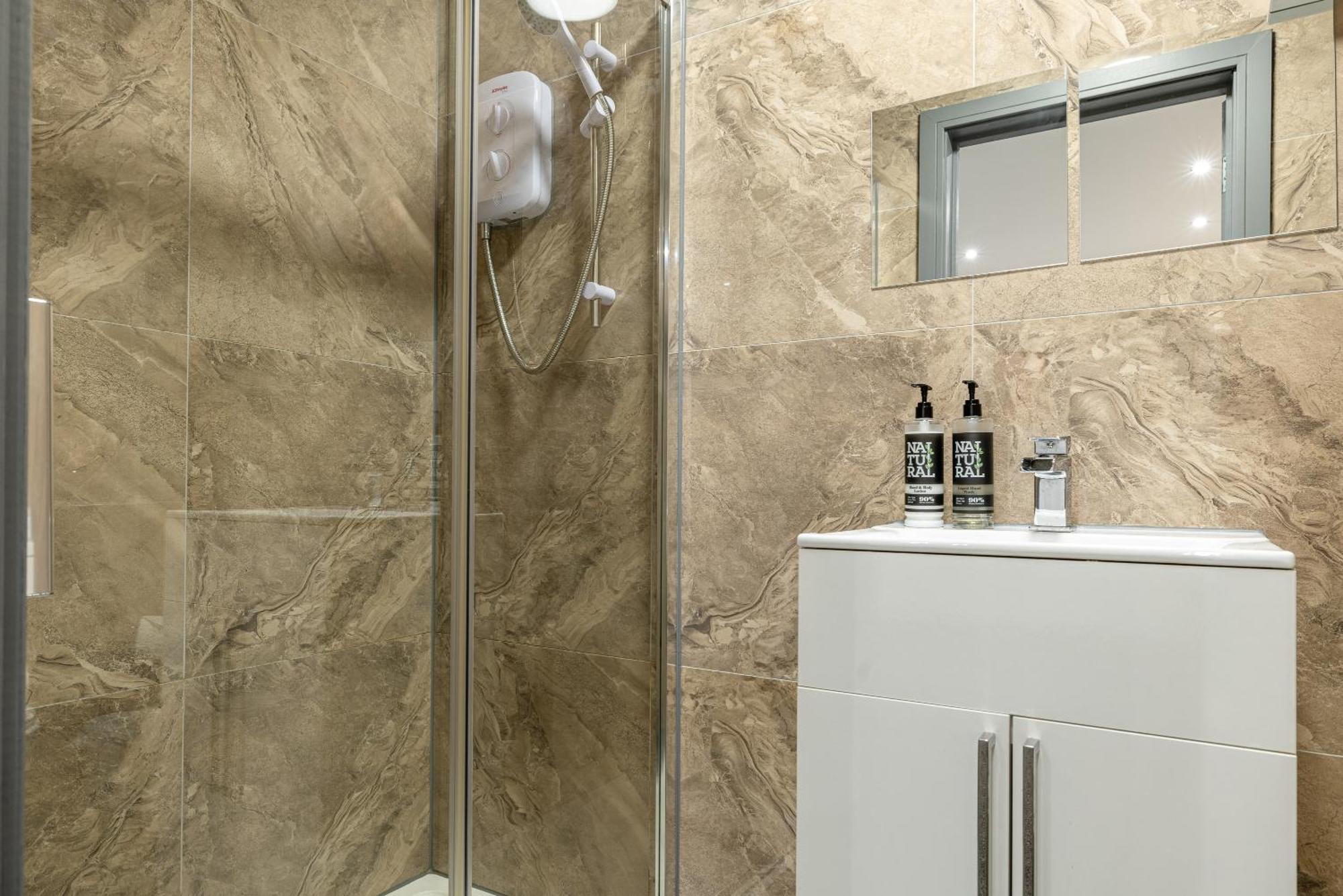 Rnm - Upgraded Business Stay For Travelling Contractors, All Amenities, Private Access Entire Place, Kitchen & Washroom, Smart Tv, Easy Access, Parking Nearby Cradley Heath Esterno foto