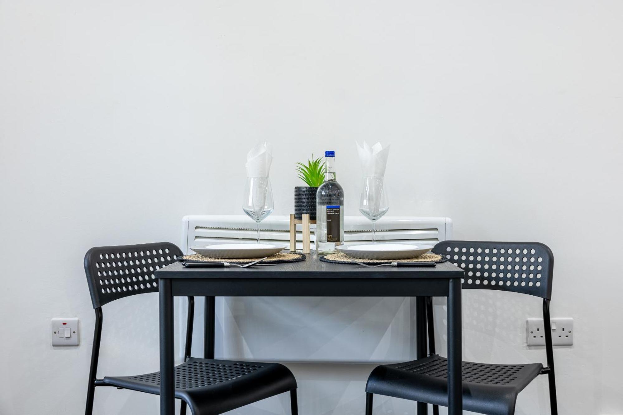 Rnm - Upgraded Business Stay For Travelling Contractors, All Amenities, Private Access Entire Place, Kitchen & Washroom, Smart Tv, Easy Access, Parking Nearby Cradley Heath Esterno foto