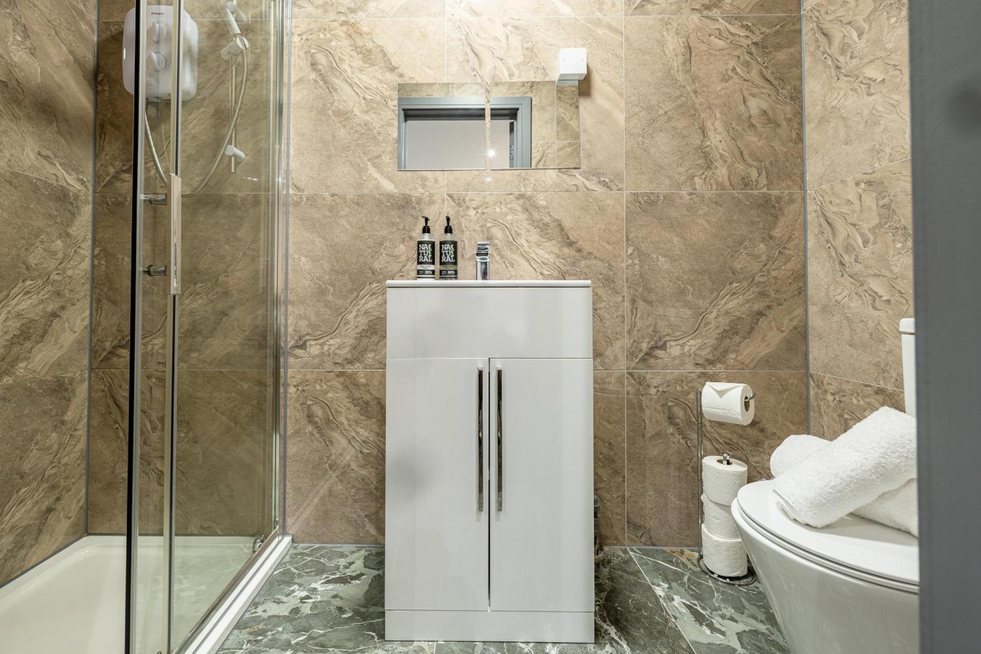 Rnm - Upgraded Business Stay For Travelling Contractors, All Amenities, Private Access Entire Place, Kitchen & Washroom, Smart Tv, Easy Access, Parking Nearby Cradley Heath Esterno foto