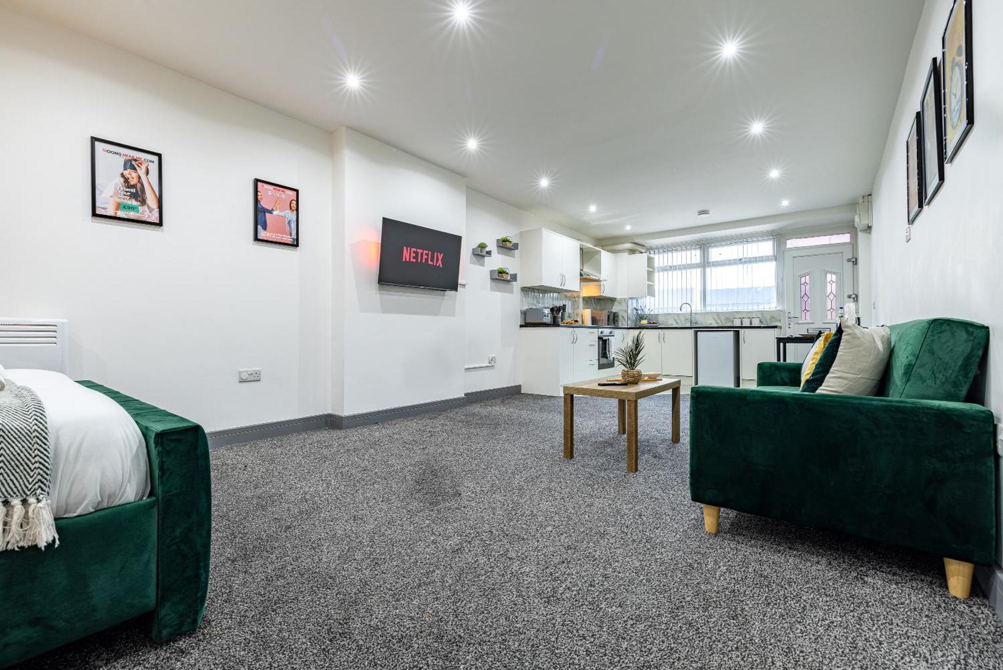 Rnm - Upgraded Business Stay For Travelling Contractors, All Amenities, Private Access Entire Place, Kitchen & Washroom, Smart Tv, Easy Access, Parking Nearby Cradley Heath Esterno foto