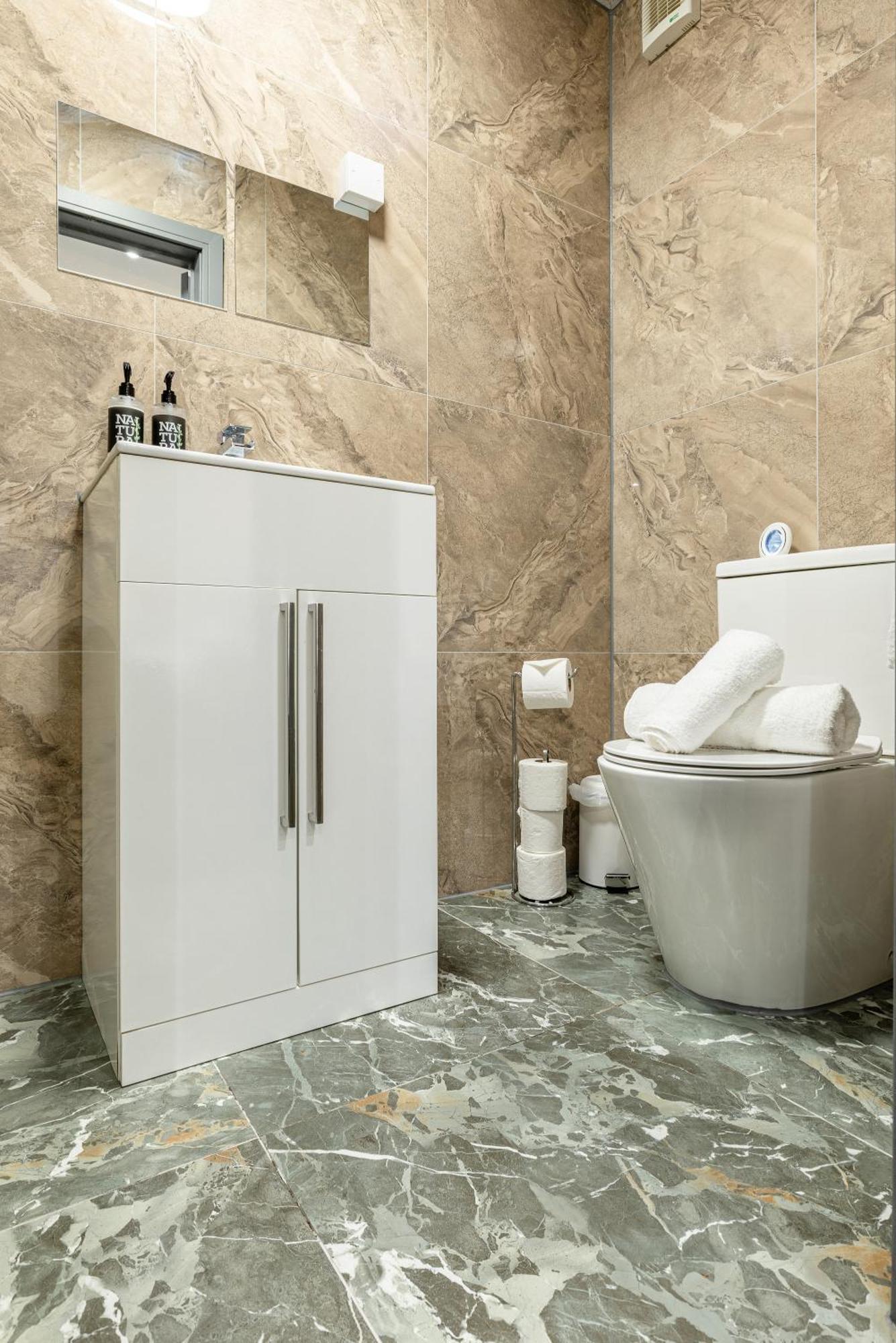 Rnm - Upgraded Business Stay For Travelling Contractors, All Amenities, Private Access Entire Place, Kitchen & Washroom, Smart Tv, Easy Access, Parking Nearby Cradley Heath Esterno foto
