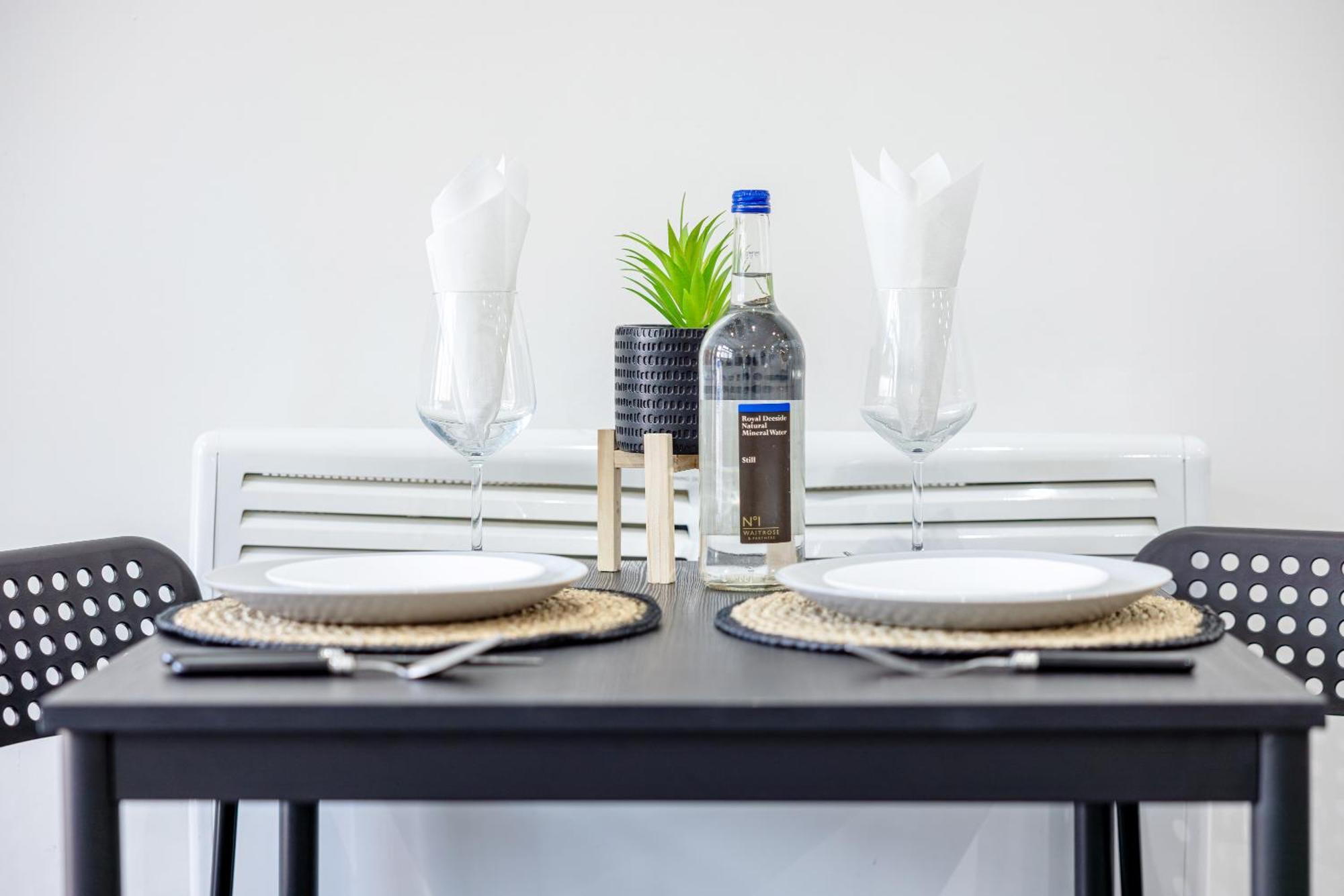 Rnm - Upgraded Business Stay For Travelling Contractors, All Amenities, Private Access Entire Place, Kitchen & Washroom, Smart Tv, Easy Access, Parking Nearby Cradley Heath Esterno foto