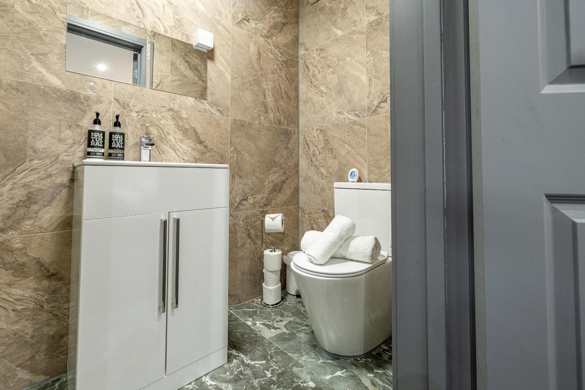 Rnm - Upgraded Business Stay For Travelling Contractors, All Amenities, Private Access Entire Place, Kitchen & Washroom, Smart Tv, Easy Access, Parking Nearby Cradley Heath Esterno foto